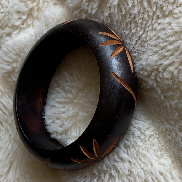 Vintage carved wood star flower bangle bracelet - Picture 6 of 9